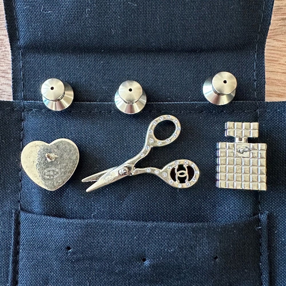 🚨 HOST PICK 🆕 Chanel Matte Gold Mini Brooch Set: Heart, Perfume, Scissors - Picture 10 of 15